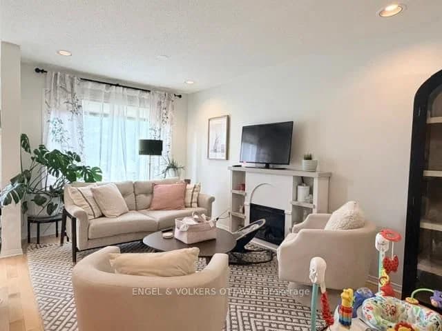 Landover Crescent in Kanata · Emerald Meadows/Trailwest — photo 2