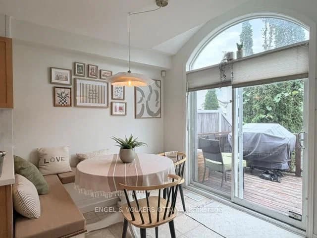 Landover Crescent in Kanata · Emerald Meadows/Trailwest — photo 3